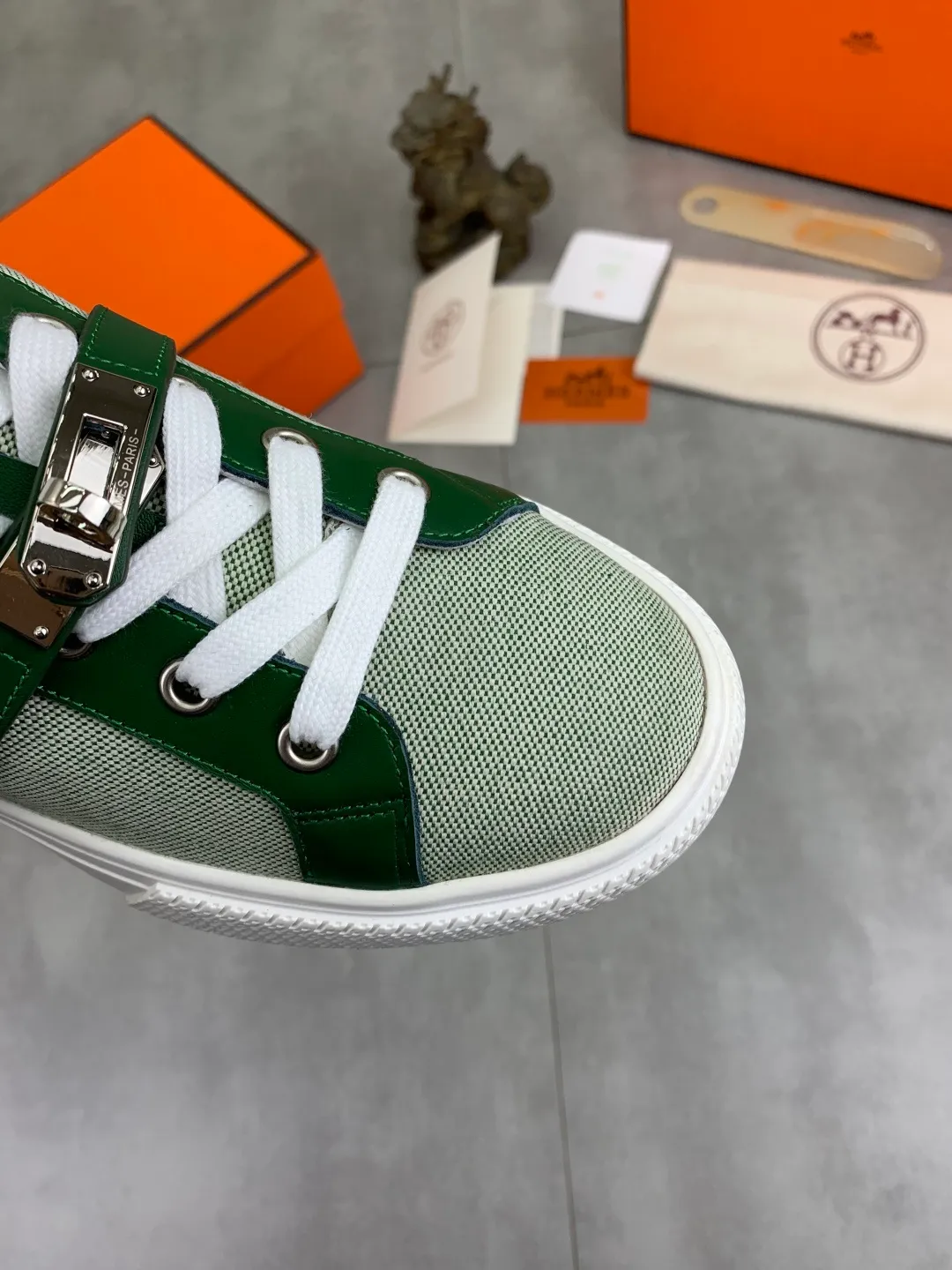Men's men's shoes 💰P640 New Hermes top version Hermès classic couple style #𝐊𝐞𝐥𝐥𝐲 buckle casual white shoes skateboard shoes that will not conflict with shoes at all. Full of unknowns, Hermès rarely produces flat casual shoes and they are paired with classic palladium-plated Kelly shoe buckles! You'll fall in love with it at first sight. It's super versatile and can be worn with any skirt or pants. 🉑️Close your eyes and wear it. It's super noble. Fabric: Specific cowhide/canvas material. Lining: Sheepskin lining. Outsole: Original molded TPU outsole. Size: 35-45.